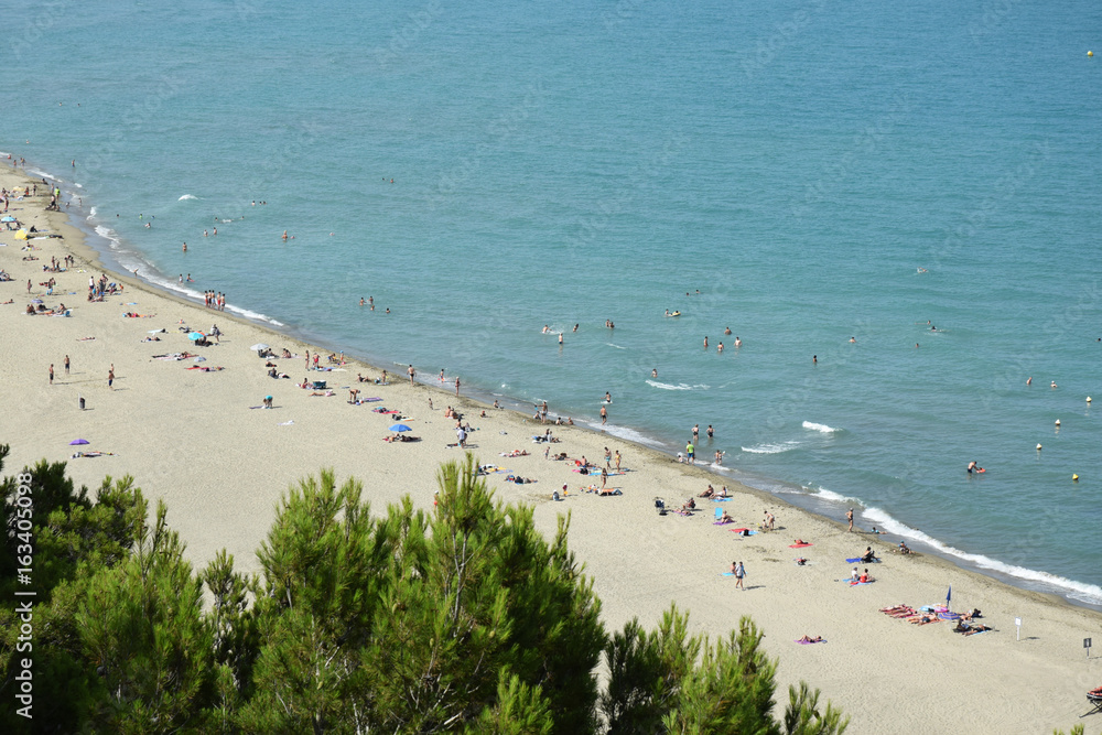 Baigneurs sur la plage de La Franqui à Leucate, Aude, Occitanie.