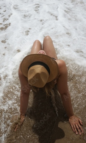 Mujer en la orilla de la playa