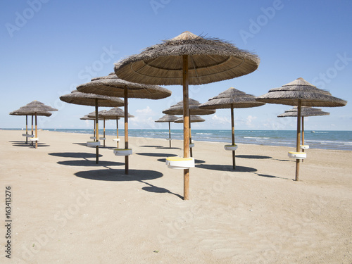 Fototapeta Naklejka Na Ścianę i Meble -  Ombrelloni in spiaggia