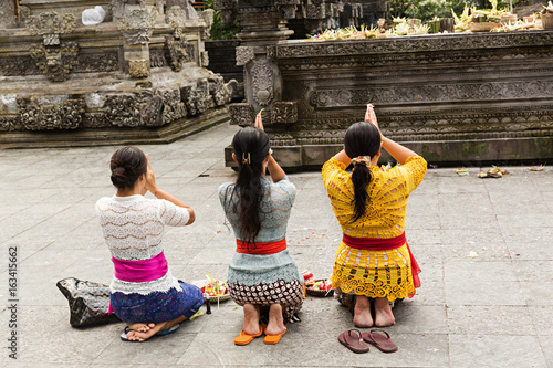 Mujeres rezando en templo de Bali. Indonesia.