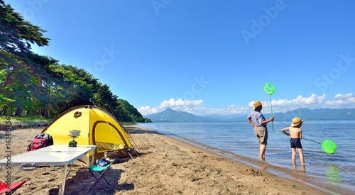 湖畔のキャンプ・水辺で遊ぶファミリー