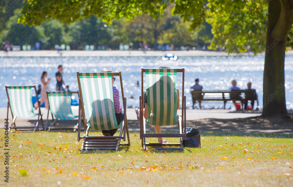 Obraz premium Ludzie odpoczywający w parku w Londynie