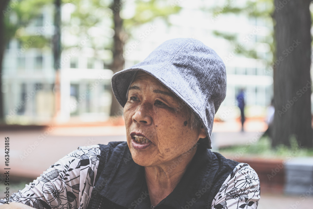 おしゃべりをしている高齢者女性 おしゃべりをしている高齢者女性