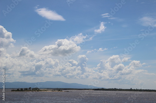 Fototapeta Naklejka Na Ścianę i Meble -  Clouds, clouds, sky, sky, white, large, lake, river, sea, ocean, water,