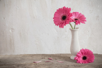 Handdoek met foto Gerbera Roze gerbera tegen oude muur  © Maya Kruchancova