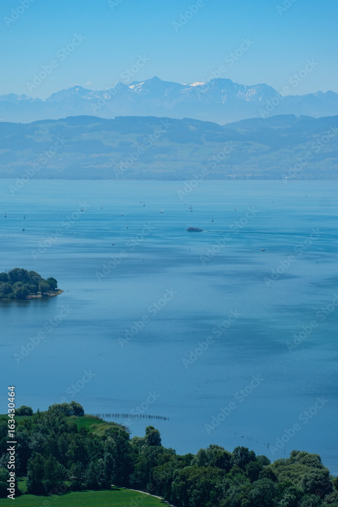Blick von Deutschland über den Bodensee in die Schweiz