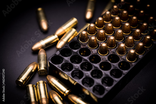 фотографія 9 mm full metal jacket bullet on black background