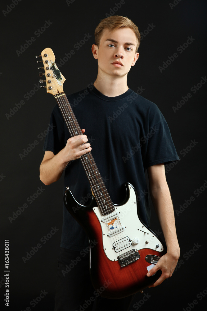 Obraz premium guy with an electric guitar