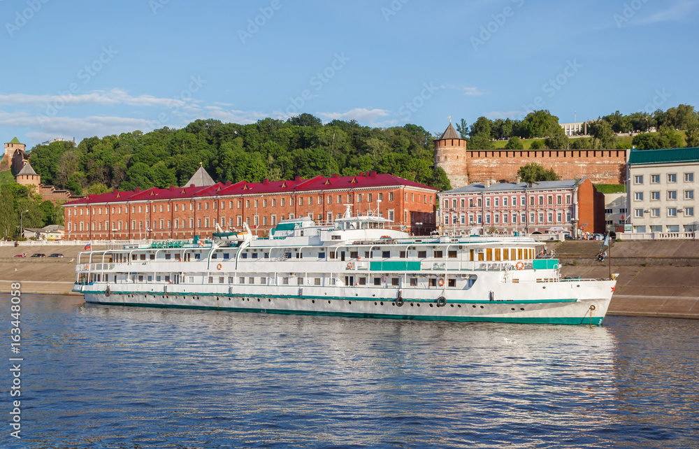 Naklejka premium Cruise ship on the background of the embankment at the pier in Nizhny Novgorod