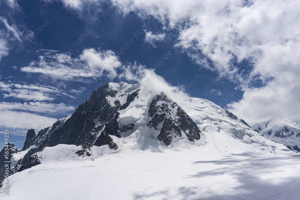 Fototapeta premium Widok na Mont Blanc na piękny słoneczny dzień. Alpy.