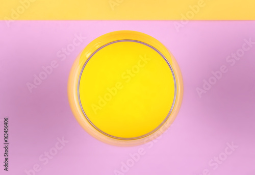 лавандовый и жёлтый цвет предметов на фотографии 