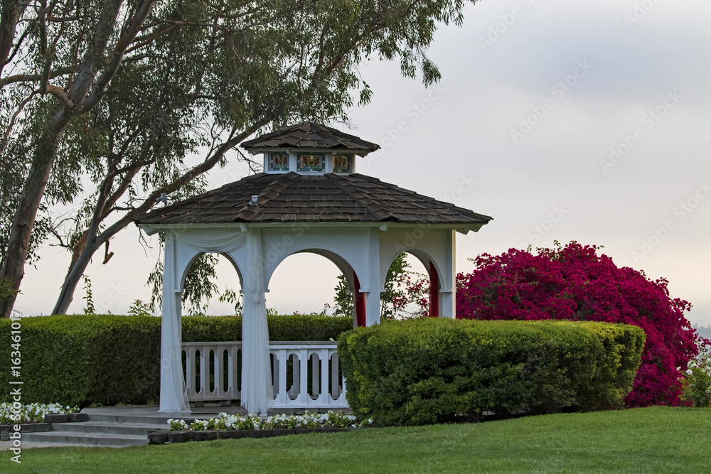 Obraz premium Gazebo at hilltop in the morning hours