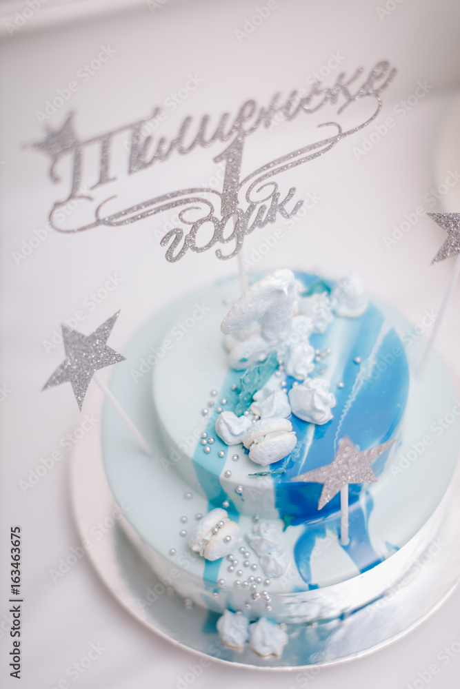 торт и поздравительная табличка на день рождения foto de Stock | Adobe ...