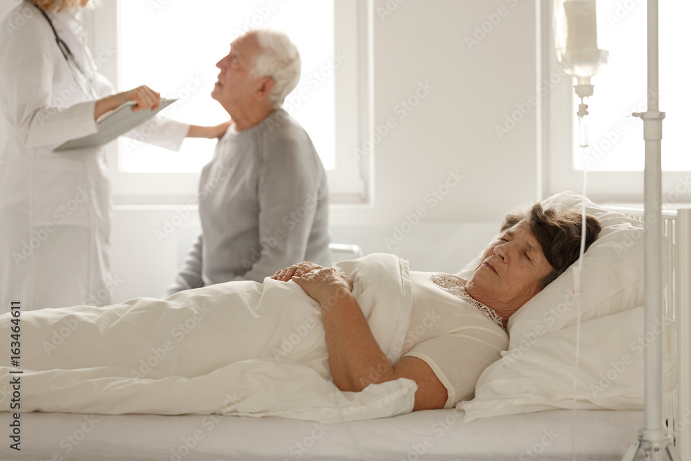 Obraz premium Senior woman sleeping in hospital bed