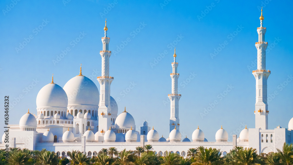 Sheikh Zayed Grand Mosque from distance. - obrazy, fototapety, plakaty 
