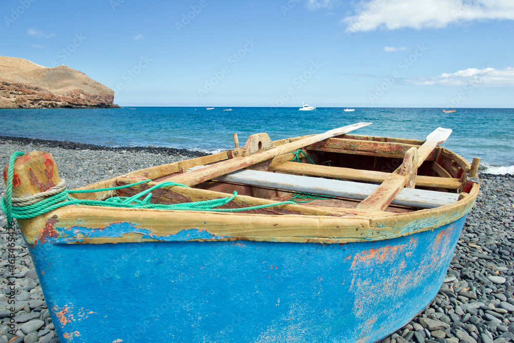 Obraz premium Rowing boat on the beach