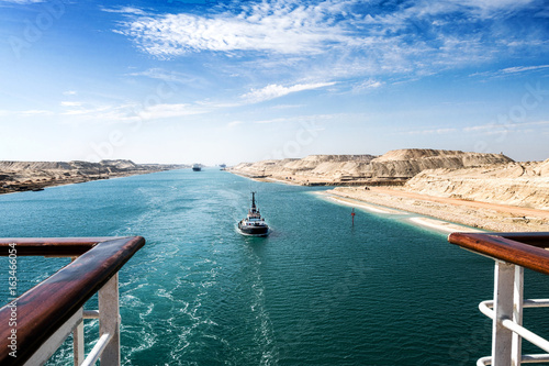 Der Suezkanal - eine Schiffskolonne mit Kreuzfahrtschiff durchfährt den neuen, östlichen Erweiterungskanal