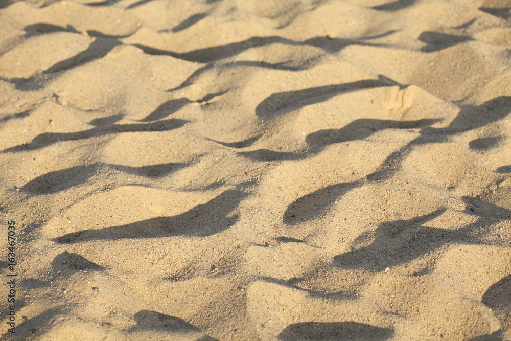Fototapeta premium Sand mit Schatten an einem Strand