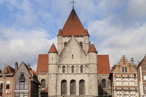 Obraz na płótnie Church of Saint Quentin in Tournai w salonie