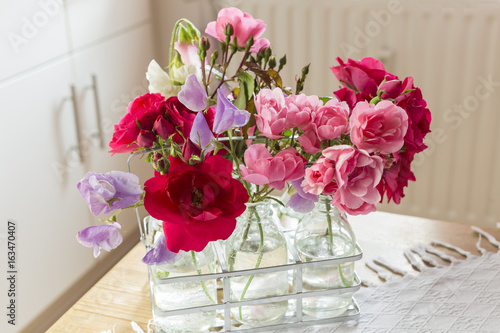 Wallpaper Mural Wicken und Rosen in Gläsern Torontodigital.ca