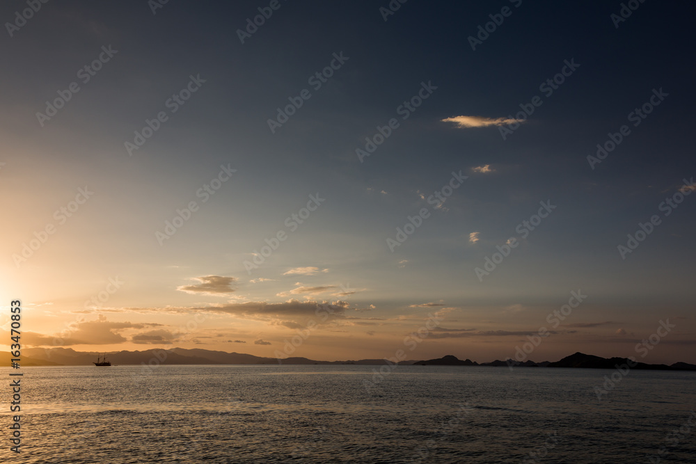 Sonnenuntergang im Komodo-Archipel - Indonesien