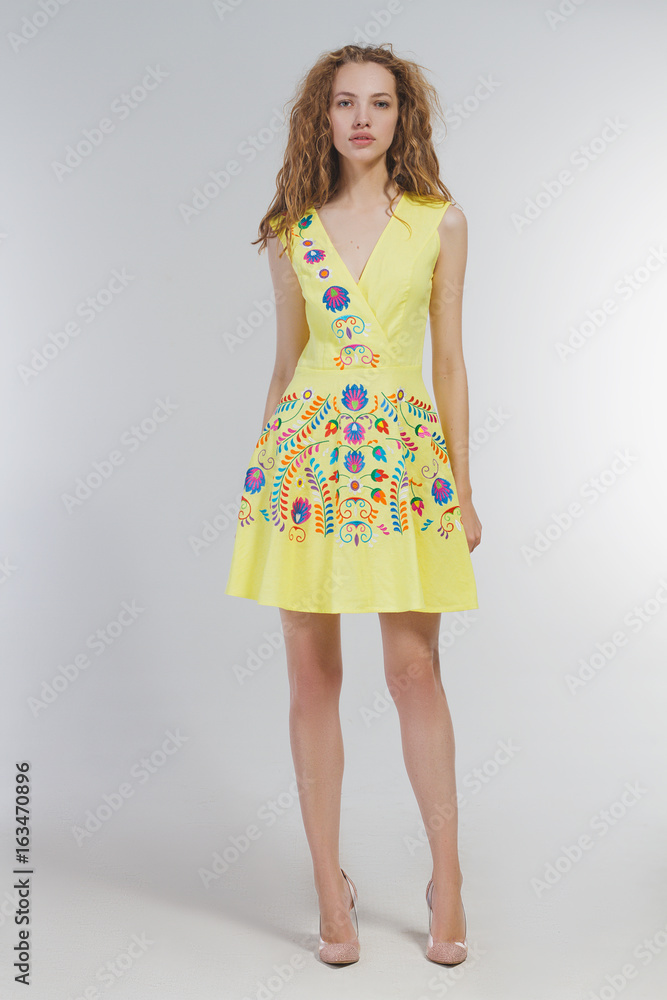 © alexbutko_com - Beautiful girl in studio in fashion clothes on a white background