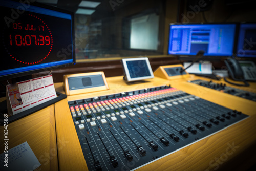 Micrófono estudio de difusión de emisora de radio moderno