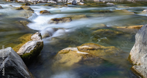 Wasser mit Steinen als Hintergrund - Fliessendes Gewässer 
