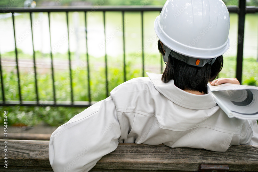 資料を持つ女性作業員 Stock Photo Adobe Stock 資料を持つ女性作業員 Stock Photo Adobe Stock