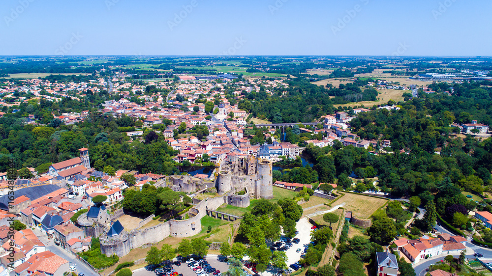 Vue aérienne du château et du centre ville historique de Clisson, Loire Atlantique