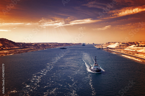 Abendstimmung im Suezkanal - eine Schiffskolonne durchfährt den neuen, östlichen Erweiterungskanal