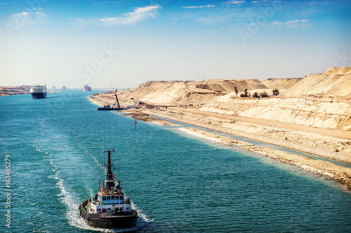 Der Suezkanal - eine Schiffskolonne durchfährt den neuen, östlichen Erweiterungskanal