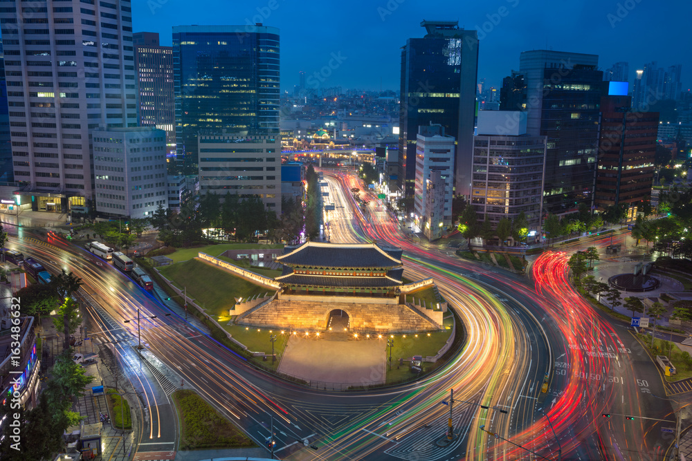 Fototapeta premium Seul. Obraz centrum Seulu z bramą Sungnyemun podczas godziny zmierzchu.