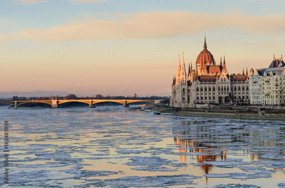 Fototapeta premium Scenic winter view of the embankment of the Danube and the Hungarian Parliament building in the soft evening light, Budapest, Hungary