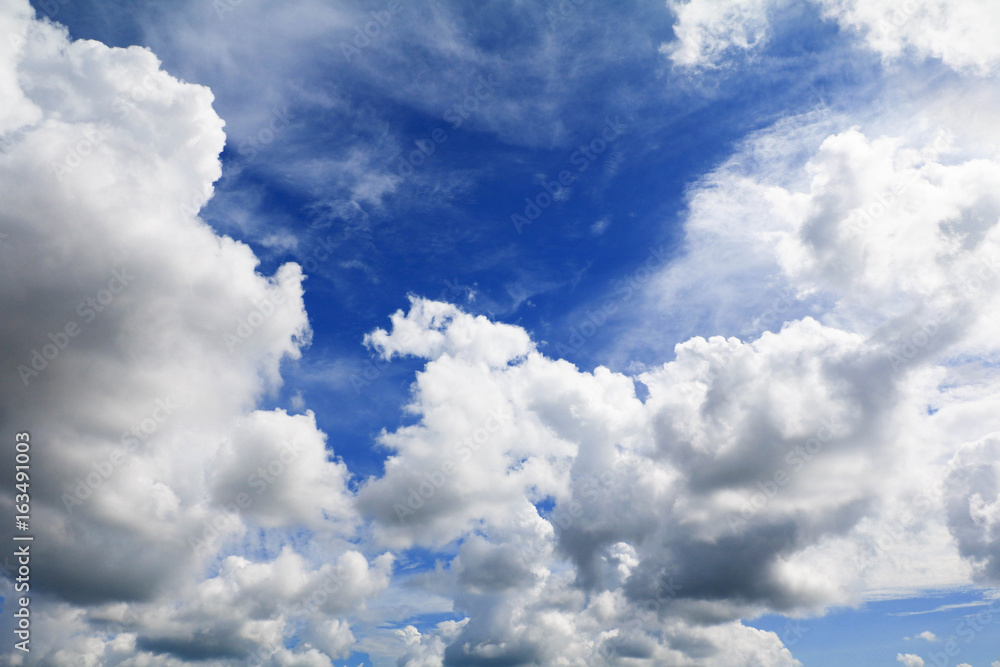 Naklejka premium blue sky with cloud on background