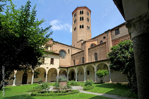 Piacenza; il chiostro della basilica di Sant'Antonino