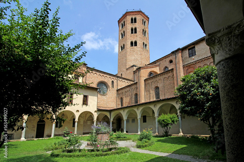 Foto Piacenza; il chiostro della basilica di Sant'Antonino