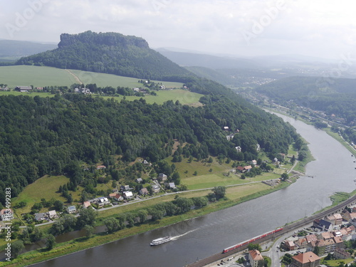 widok z góry na rzekę i wzgórza