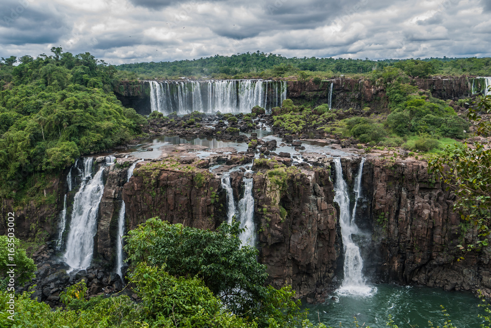 Fototapeta premium Iguazu falls in a cloudy day