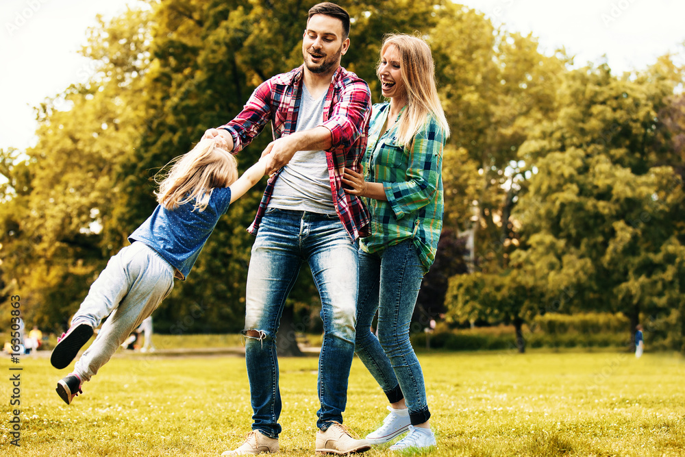 Fototapeta premium Happy Family in the Park