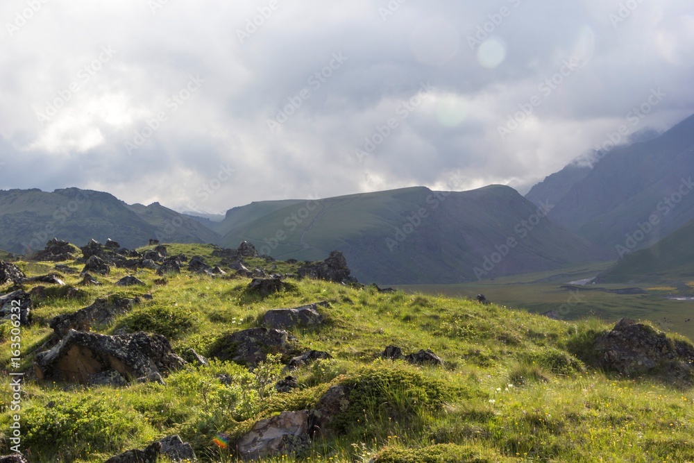 Горный пейзаж. Красивый вид на горное ущелье, живописная долина. Горы и природа Северного Кавказа