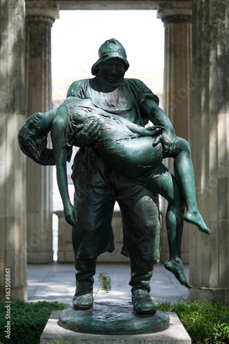sculpture of a man holding a woman / fisher saving near drown girl statue © hanohiki