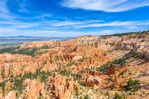 Scenic view of red sandstone hoodoos in Bryce Canyon National Park in Utah, USA - View of Inspiration Point © Simon Dannhauer