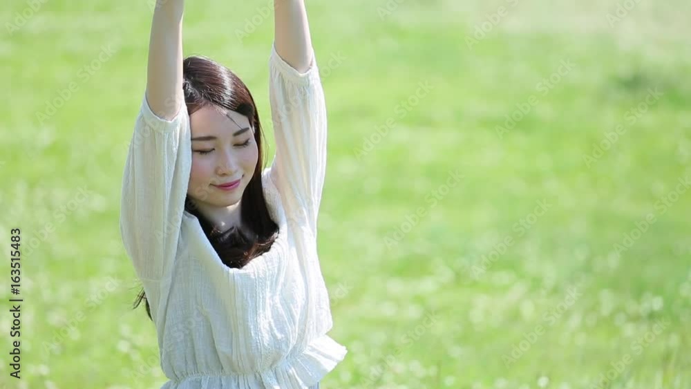 リラックスする女性 リラックスする女性