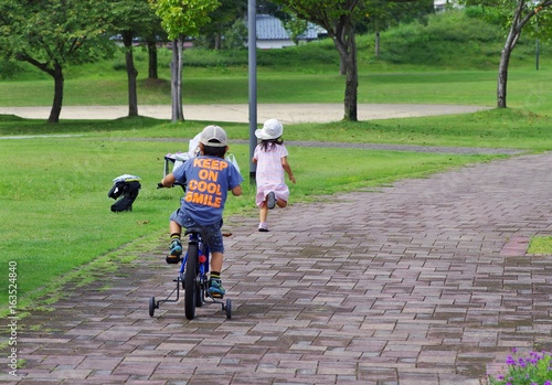 Fototapeta Naklejka Na Ścianę i Meble -  公園で自転車に乗って遊ぶ男の子