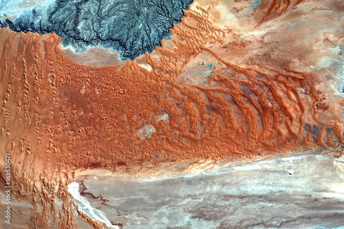 Strukturen in der Kalahariwüste aus dem All - Bild beinhaltet modifizierte Copernicus Sentinel Daten (2016), prozessiert von lavizzara photo