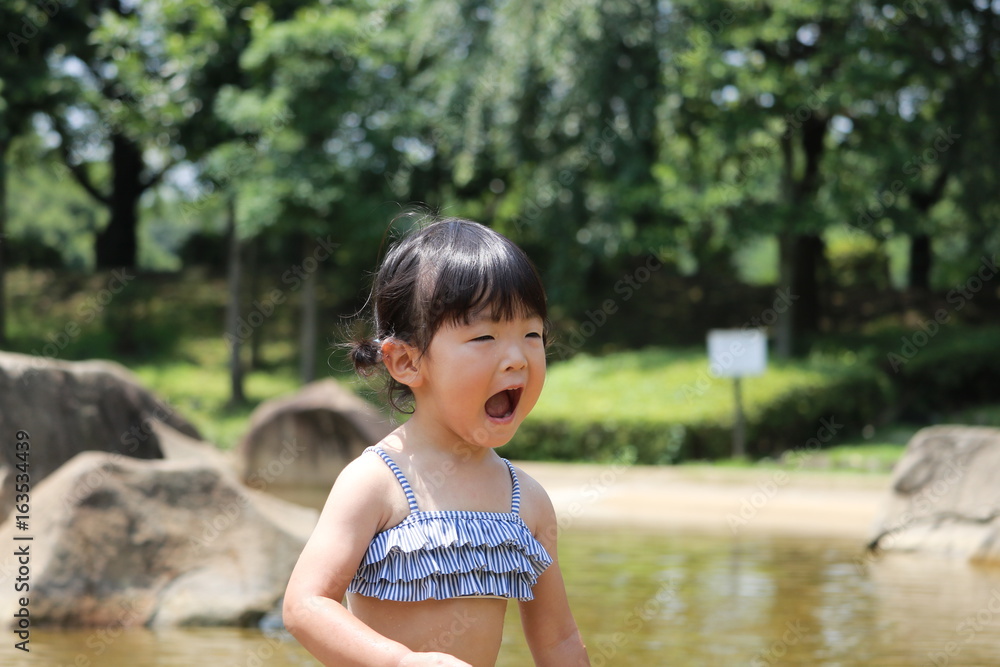 Fototapeta premium 子供 夏の公園遊び