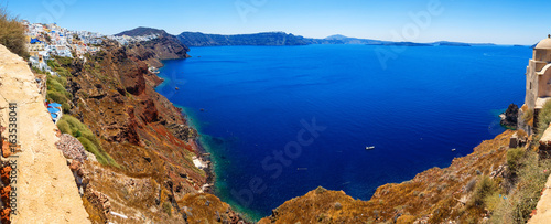 Fototapeta Naklejka Na Ścianę i Meble -  panoramic view on a bright Sunny day on Bay and sea cliff with height of Oia, Santorini, Greece
