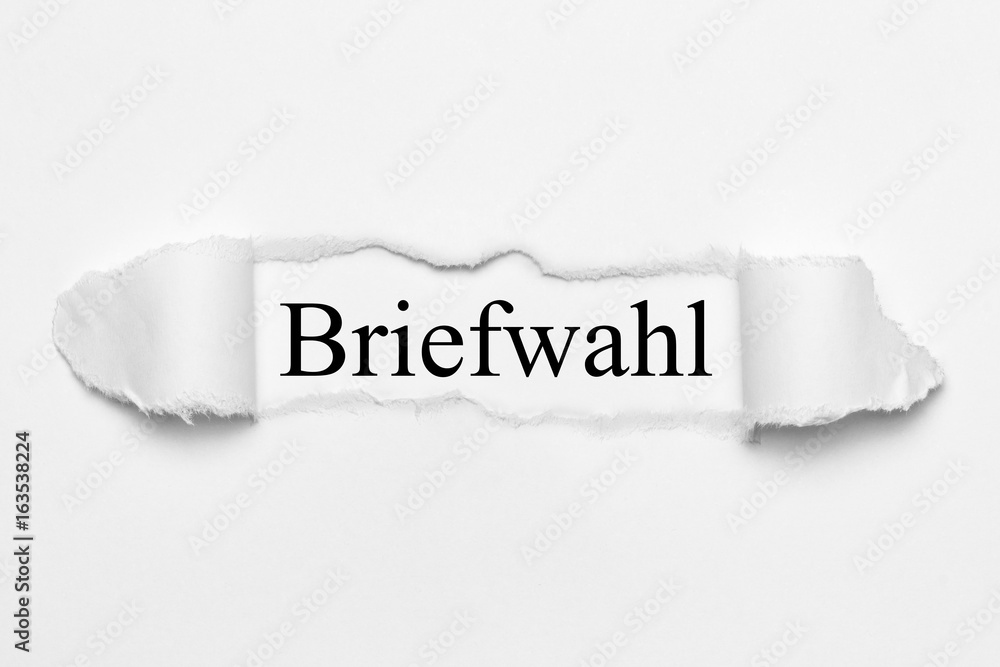 Obraz premium Briefwahl auf weißen gerissenen Papier