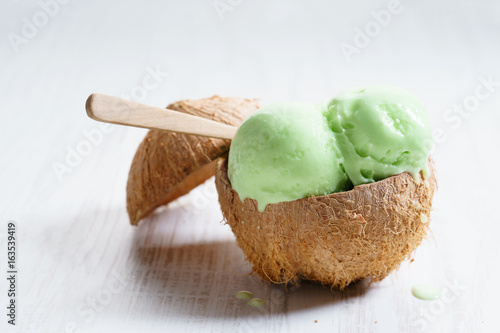 Canvastavla green color ice cream scoops